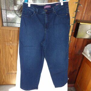 Gloria Vanderbilt Amanda Denim Capris, Size 14